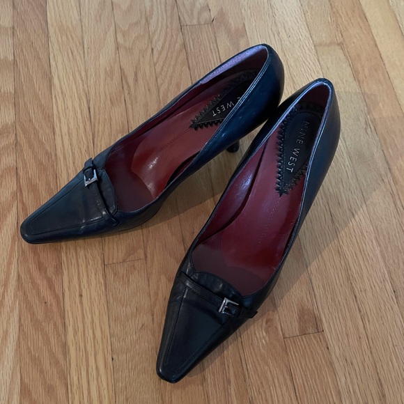 Nine West Size 8 Black leather pumps. - Picture 7 of 14